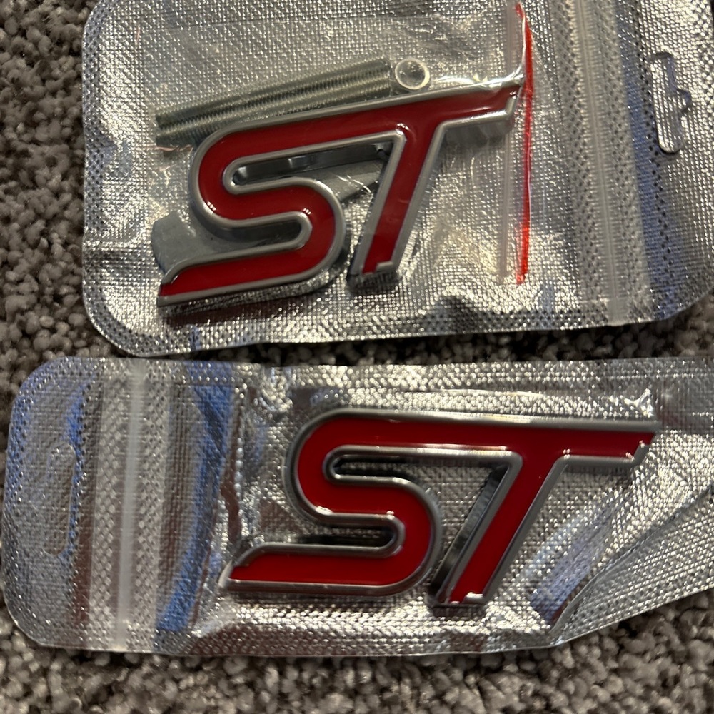 Chrome Red Metal ST Grille Emblem Logo + Rear Trunk Lid Sport Badge‎ Car Sticker